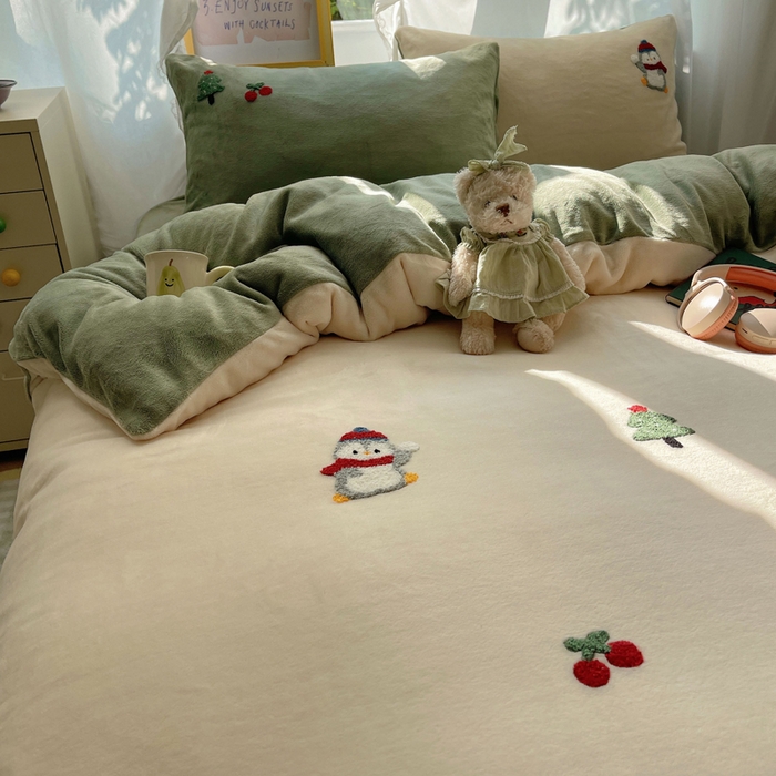 91家纺网 家纺一手货源 找家纺 雨帆家纺 2025新款亲肤舒适可爱卡通牛奶绒毛巾绣四件套 企鹅派对