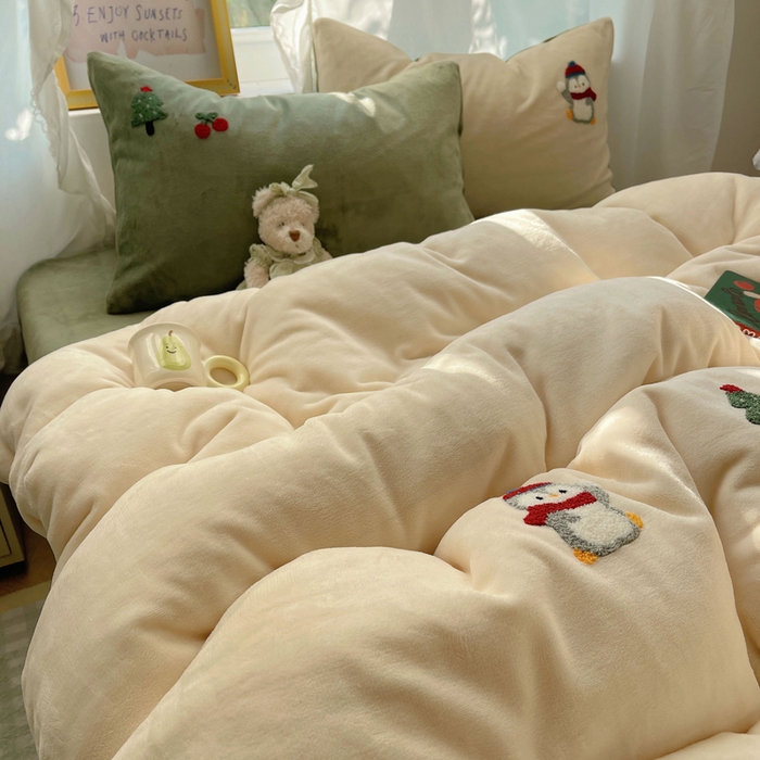 91家纺网 家纺一手货源 找家纺 雨帆家纺 2025新款亲肤舒适可爱卡通牛奶绒毛巾绣四件套 企鹅派对