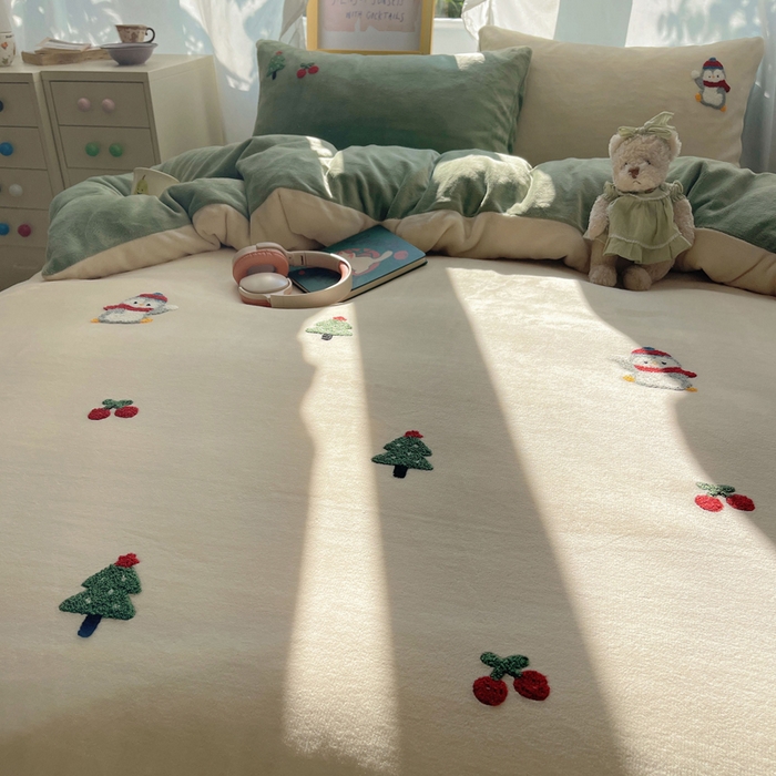 91家纺网 家纺一手货源 找家纺 雨帆家纺 2025新款亲肤舒适可爱卡通牛奶绒毛巾绣四件套 企鹅派对