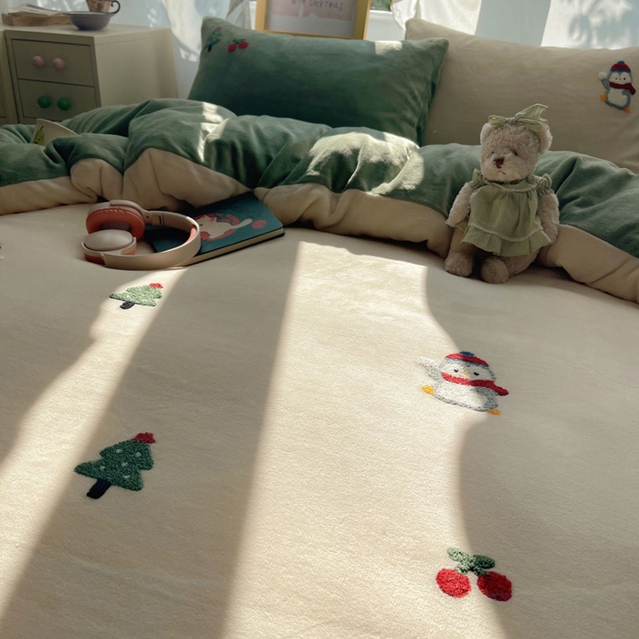 91家纺网 家纺一手货源 找家纺 雨帆家纺 2025新款亲肤舒适可爱卡通牛奶绒毛巾绣四件套 企鹅派对