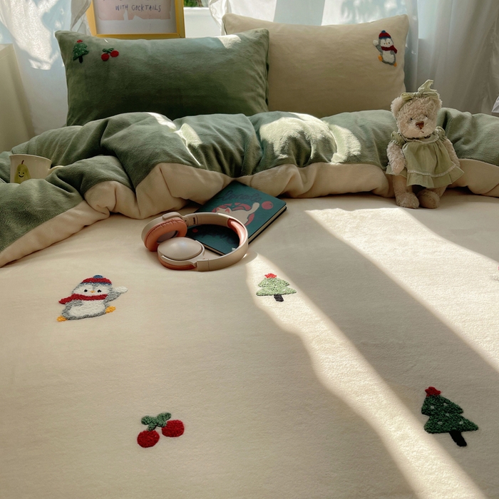 91家纺网 家纺一手货源 找家纺 雨帆家纺 2025新款亲肤舒适可爱卡通牛奶绒毛巾绣四件套 企鹅派对