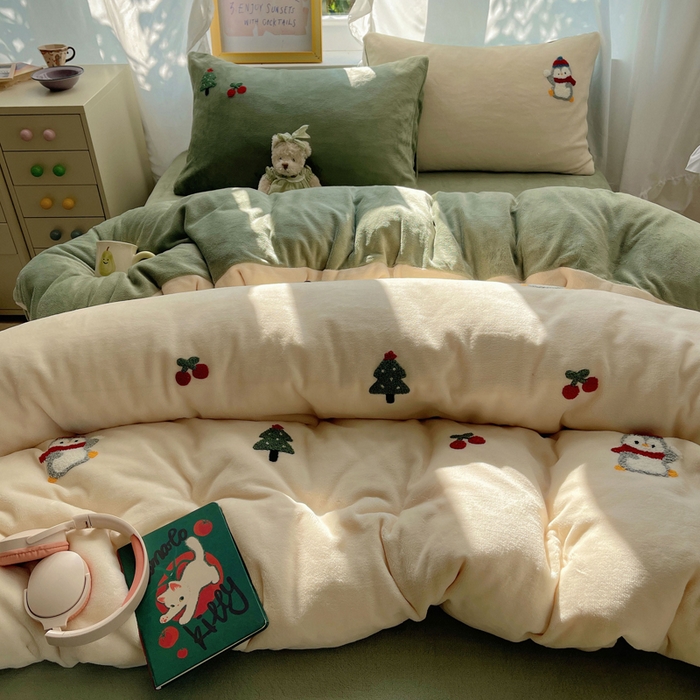 91家纺网 家纺一手货源 找家纺 雨帆家纺 2025新款亲肤舒适可爱卡通牛奶绒毛巾绣四件套 企鹅派对