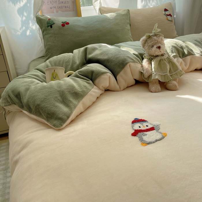 91家纺网 家纺一手货源 找家纺 雨帆家纺 2025新款亲肤舒适可爱卡通牛奶绒毛巾绣四件套 企鹅派对