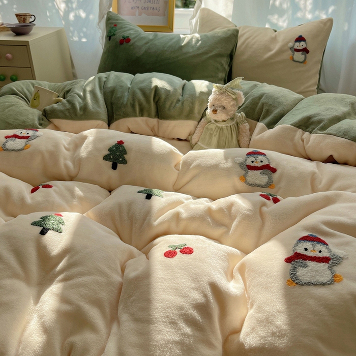 91家纺网 家纺一手货源 找家纺 雨帆家纺 2025新款亲肤舒适可爱卡通牛奶绒毛巾绣四件套 企鹅派对