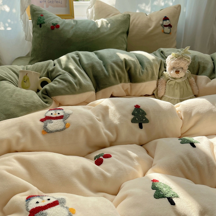 91家纺网 家纺一手货源 找家纺 雨帆家纺 2025新款亲肤舒适可爱卡通牛奶绒毛巾绣四件套 企鹅派对