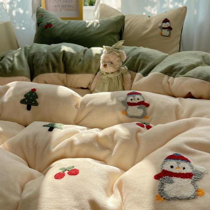 91家纺网 家纺一手货源 找家纺 雨帆家纺 2025新款亲肤舒适可爱卡通牛奶绒毛巾绣四件套 企鹅派对