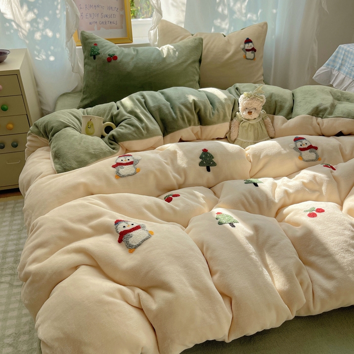 91家纺网 家纺一手货源 找家纺 雨帆家纺 2025新款亲肤舒适可爱卡通牛奶绒毛巾绣四件套 企鹅派对