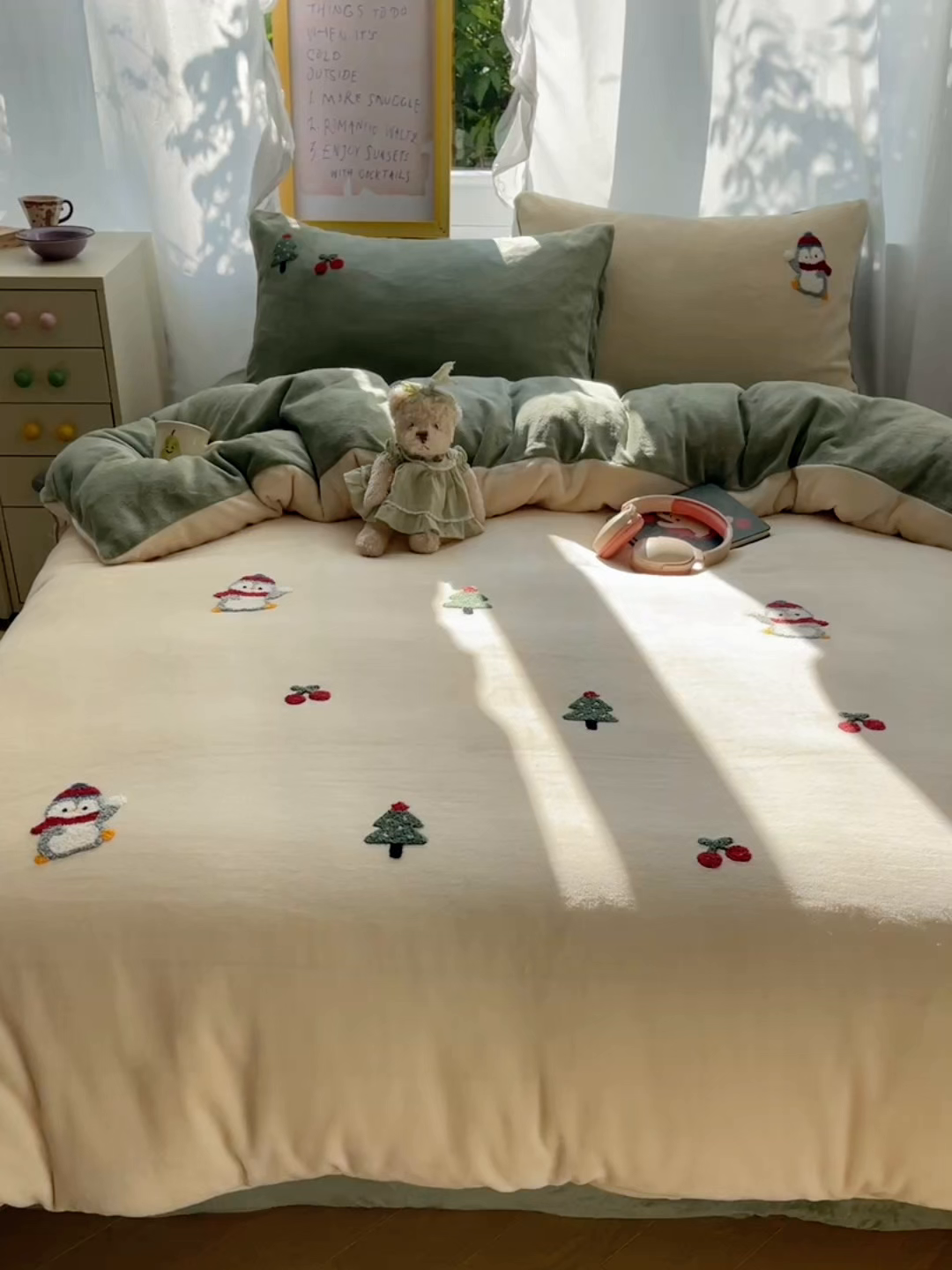 91家纺网 家纺一手货源 找家纺 雨帆家纺 2025新款亲肤舒适可爱卡通牛奶绒毛巾绣四件套 企鹅派对