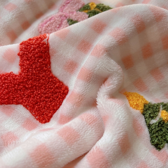 91家纺网 家纺一手货源 找家纺 雨帆家纺 2025新款亲肤舒适可爱卡通牛奶绒毛巾绣四件套 圣诞节