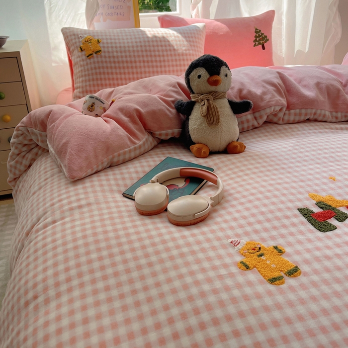 91家纺网 家纺一手货源 找家纺 雨帆家纺 2025新款亲肤舒适可爱卡通牛奶绒毛巾绣四件套 圣诞节