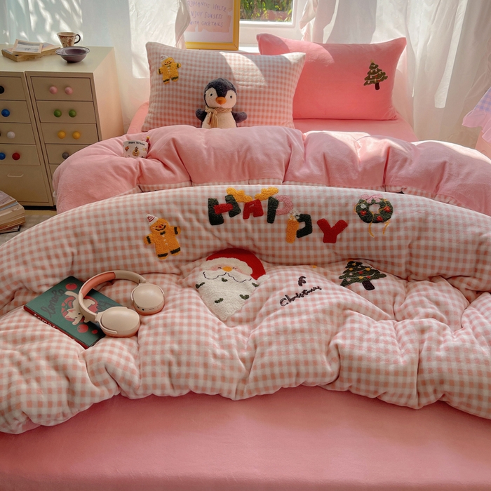 91家纺网 家纺一手货源 找家纺 雨帆家纺 2025新款亲肤舒适可爱卡通牛奶绒毛巾绣四件套 圣诞节