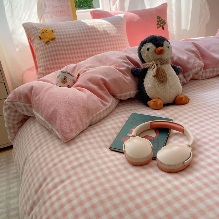 91家纺网 家纺一手货源 找家纺 雨帆家纺 2025新款亲肤舒适可爱卡通牛奶绒毛巾绣四件套 圣诞节