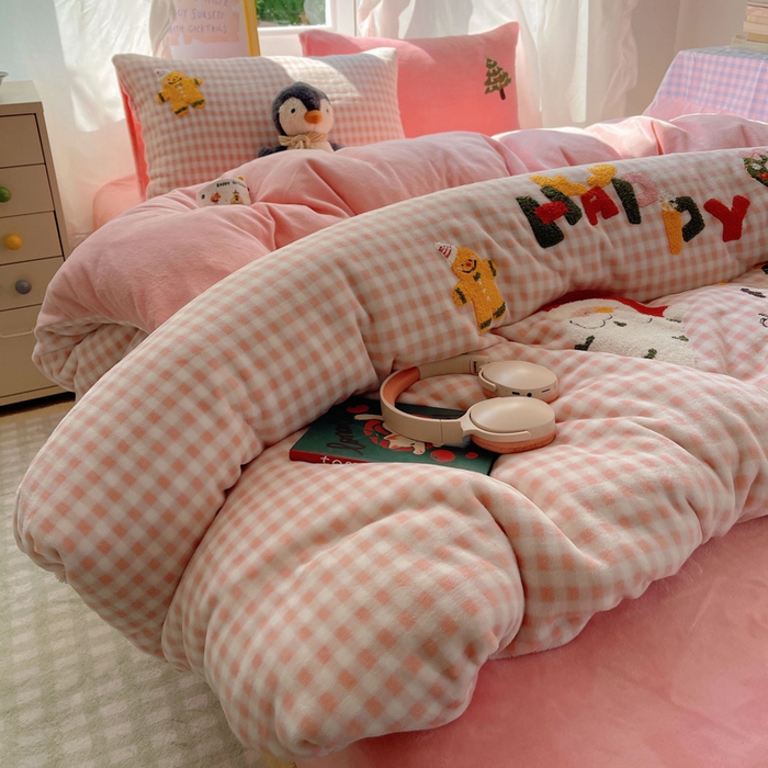 91家纺网 家纺一手货源 找家纺 雨帆家纺 2025新款亲肤舒适可爱卡通牛奶绒毛巾绣四件套 圣诞节