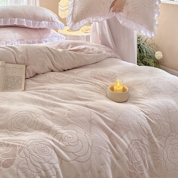 91家纺网 家纺一手货源 找家纺 野合家纺 2025新款加厚雕花牛奶绒床盖款四件套半夏风情-粉