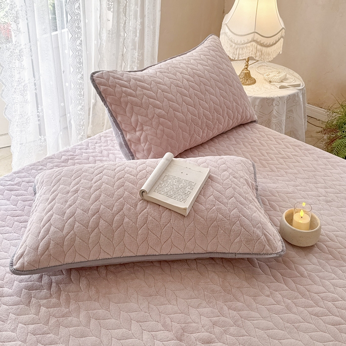 91家纺网 家纺一手货源 找家纺 野合家纺 2025新款加厚雕花牛奶绒床盖款四件套半夏风情-粉