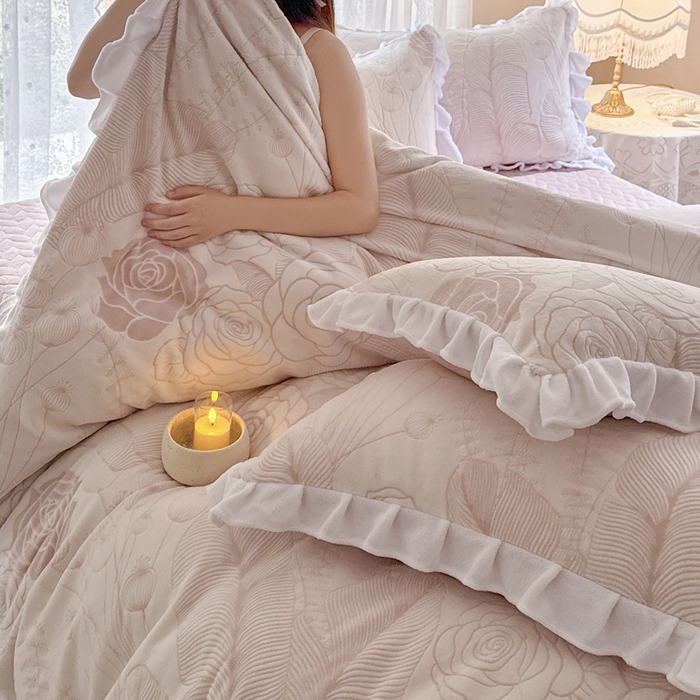 91家纺网 家纺一手货源 找家纺 野合家纺 2025新款加厚雕花牛奶绒床盖款四件套半夏风情-粉