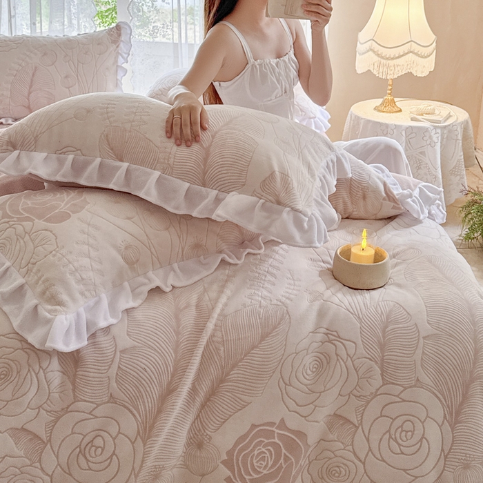 91家纺网 家纺一手货源 找家纺 野合家纺 2025新款加厚雕花牛奶绒床盖款四件套半夏风情-粉