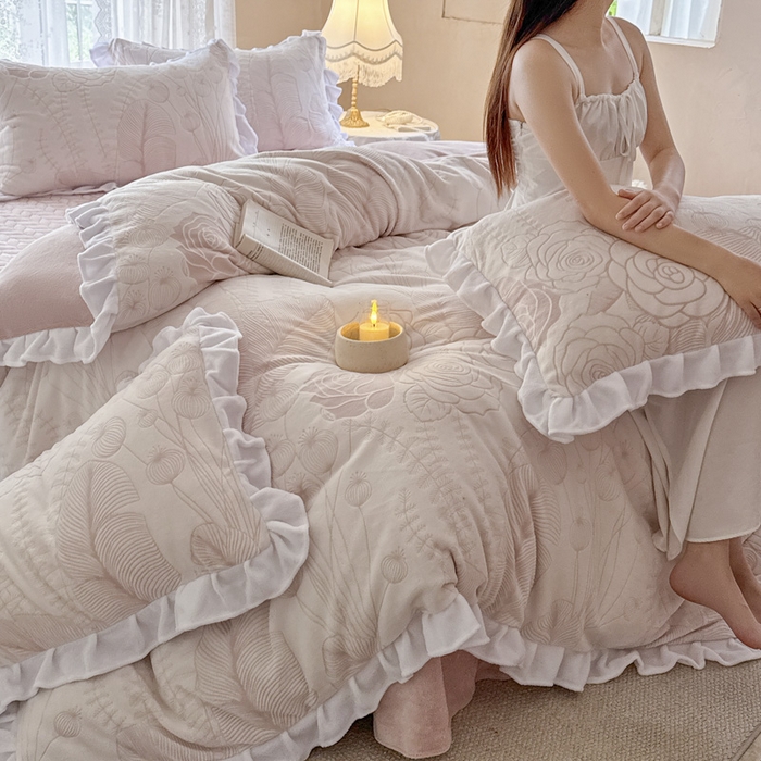 91家纺网 家纺一手货源 找家纺 野合家纺 2025新款加厚雕花牛奶绒床盖款四件套半夏风情-粉