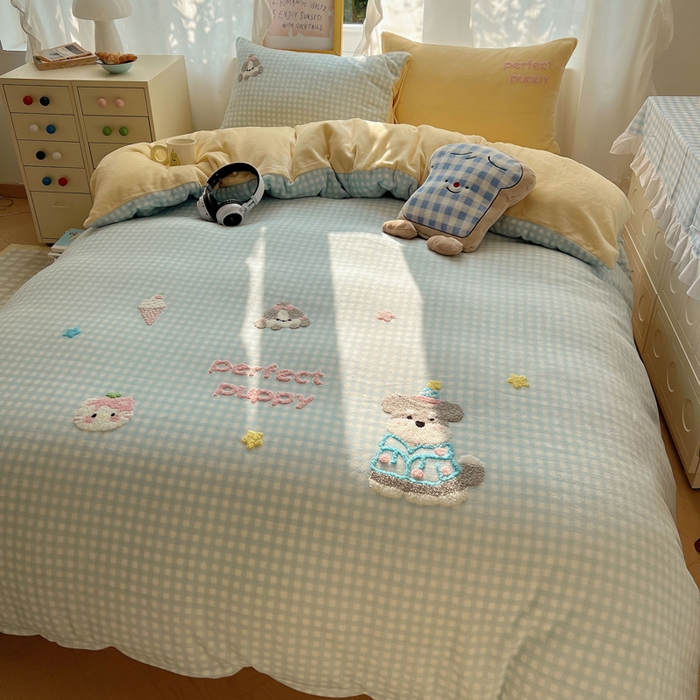 91家纺网 家纺一手货源 找家纺 雨帆家纺 2025新款亲肤舒适可爱卡通牛奶绒毛巾绣四件套 小伙伴