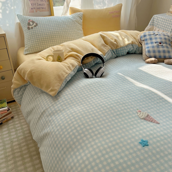 91家纺网 家纺一手货源 找家纺 雨帆家纺 2025新款亲肤舒适可爱卡通牛奶绒毛巾绣四件套 小伙伴