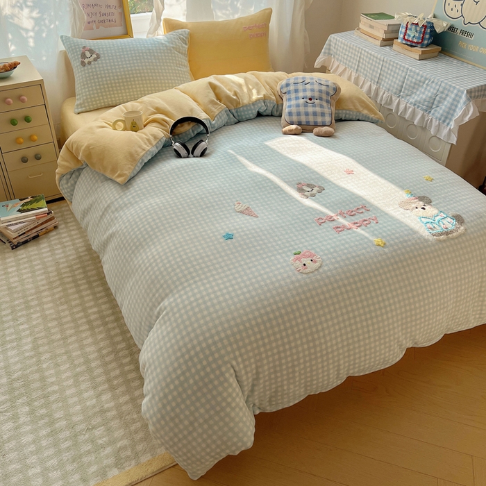 91家纺网 家纺一手货源 找家纺 雨帆家纺 2025新款亲肤舒适可爱卡通牛奶绒毛巾绣四件套 小伙伴