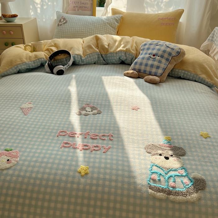 91家纺网 家纺一手货源 找家纺 雨帆家纺 2025新款亲肤舒适可爱卡通牛奶绒毛巾绣四件套 小伙伴