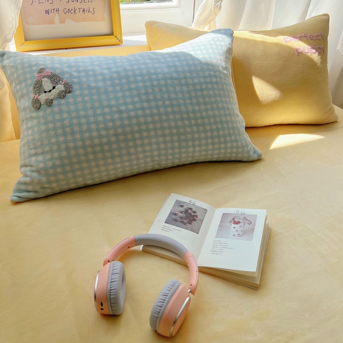 91家纺网 家纺一手货源 找家纺 雨帆家纺 2025新款亲肤舒适可爱卡通牛奶绒毛巾绣四件套 小伙伴