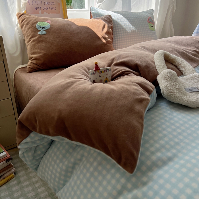 91家纺网 家纺一手货源 找家纺 雨帆家纺 2025新款亲肤舒适可爱卡通牛奶绒毛巾绣四件套 小熊家园