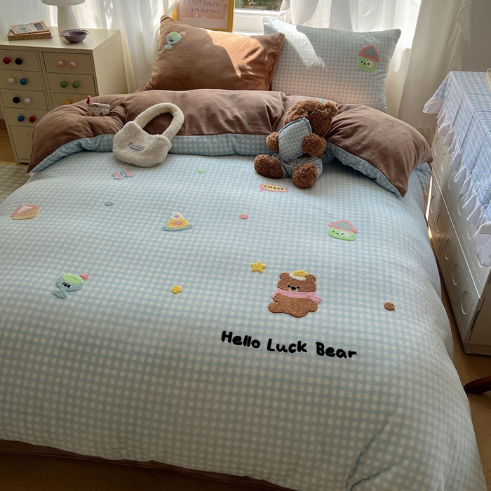 91家纺网 家纺一手货源 找家纺 雨帆家纺 2025新款亲肤舒适可爱卡通牛奶绒毛巾绣四件套 小熊家园