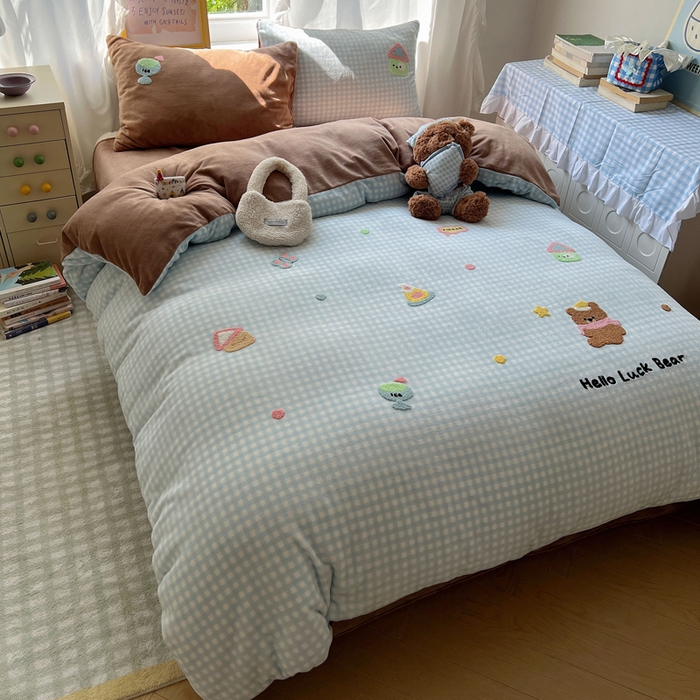 91家纺网 家纺一手货源 找家纺 雨帆家纺 2025新款亲肤舒适可爱卡通牛奶绒毛巾绣四件套 小熊家园