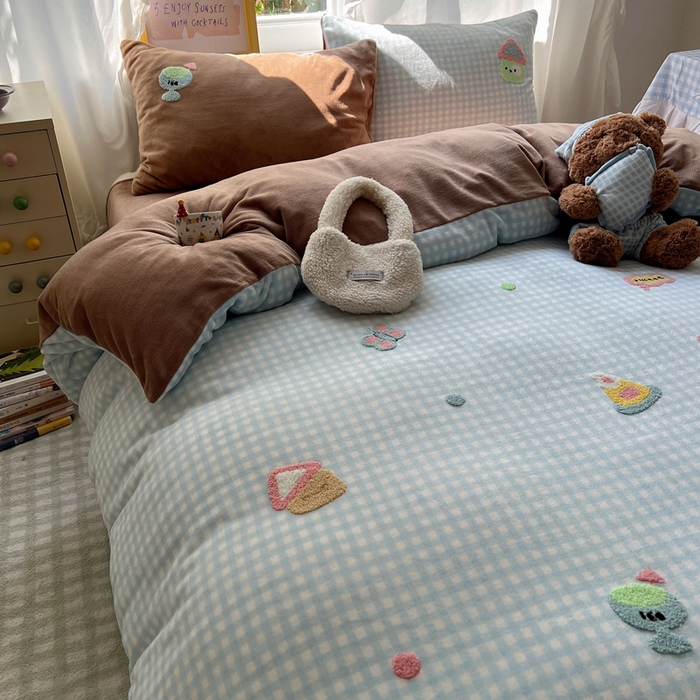 91家纺网 家纺一手货源 找家纺 雨帆家纺 2025新款亲肤舒适可爱卡通牛奶绒毛巾绣四件套 小熊家园