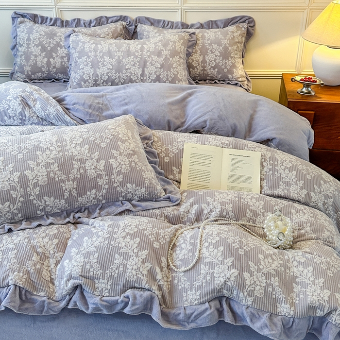 91家纺网 家纺一手货源 找家纺 野合家纺 2025新款法式A类雕花牛奶绒韩版公主风四件套床盖款床单款床笠款 花叶绵绵-灰紫