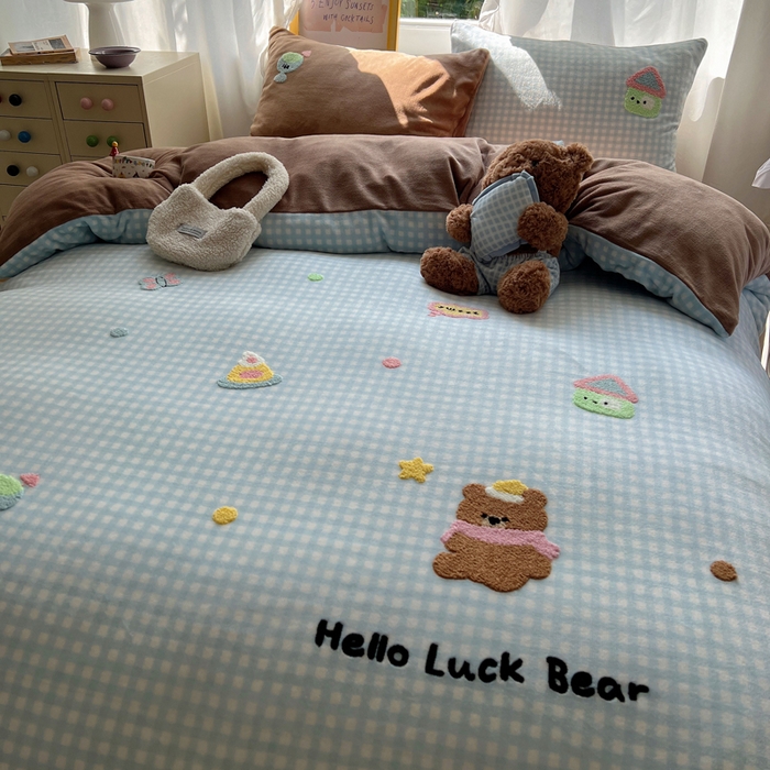 91家纺网 家纺一手货源 找家纺 雨帆家纺 2025新款亲肤舒适可爱卡通牛奶绒毛巾绣四件套 小熊家园