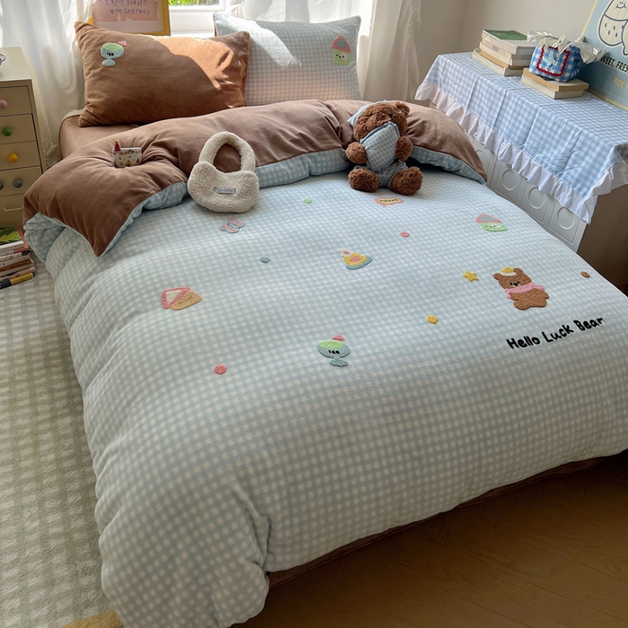 91家纺网 家纺一手货源 找家纺 雨帆家纺 2025新款亲肤舒适可爱卡通牛奶绒毛巾绣四件套 小熊家园