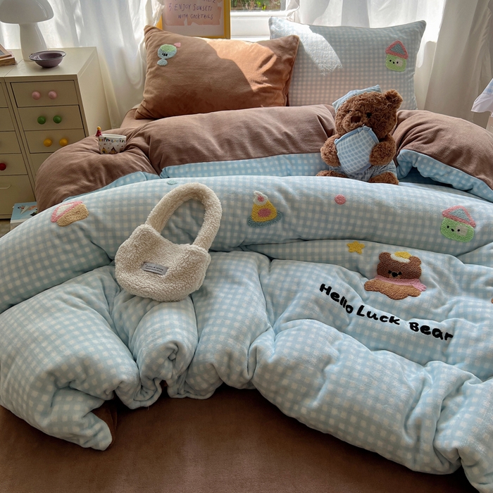 91家纺网 家纺一手货源 找家纺 雨帆家纺 2025新款亲肤舒适可爱卡通牛奶绒毛巾绣四件套 小熊家园