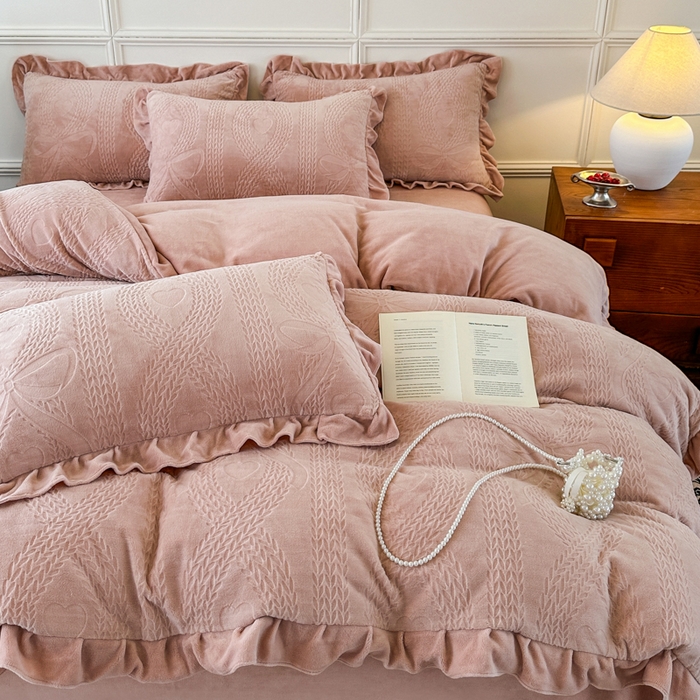 91家纺网 家纺一手货源 找家纺 （总）野合家纺 2025新款法式A类雕花牛奶绒韩版公主风四件套床盖款床单款床笠款