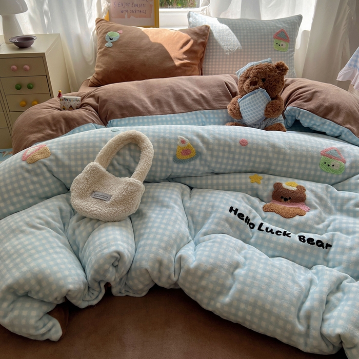 91家纺网 家纺一手货源 找家纺 雨帆家纺 2025新款亲肤舒适可爱卡通牛奶绒毛巾绣四件套 小熊家园