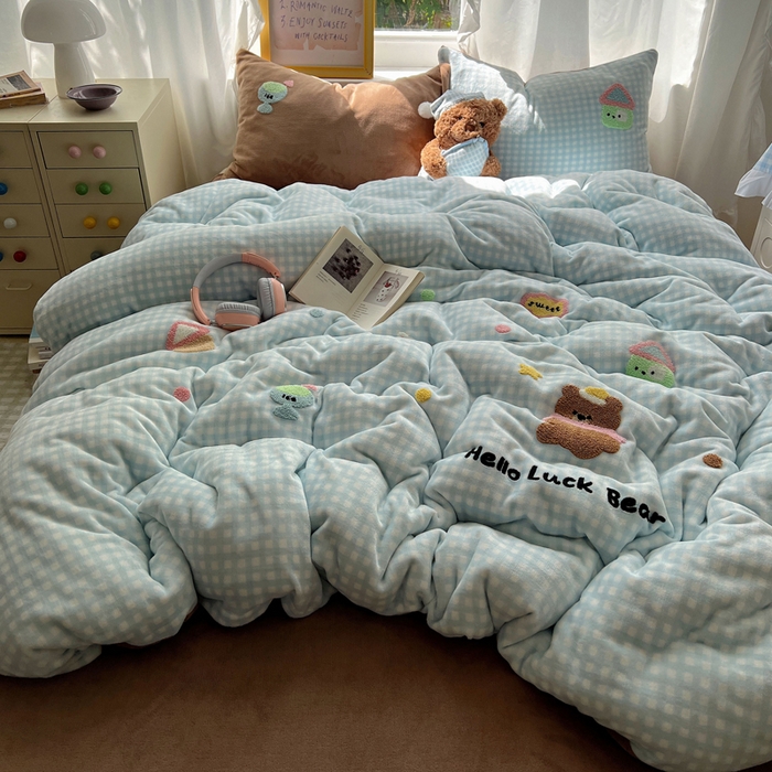 91家纺网 家纺一手货源 找家纺 雨帆家纺 2025新款亲肤舒适可爱卡通牛奶绒毛巾绣四件套 小熊家园