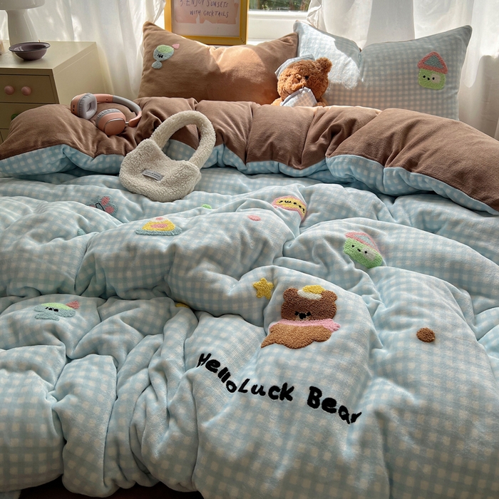 91家纺网 家纺一手货源 找家纺 雨帆家纺 2025新款亲肤舒适可爱卡通牛奶绒毛巾绣四件套 小熊家园