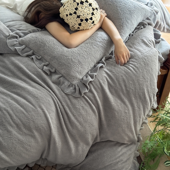 91家纺网 家纺一手货源 找家纺 野合家纺 2025新款法式A类雕花牛奶绒韩版公主风四件套床盖款床单款床笠款 花海-灰