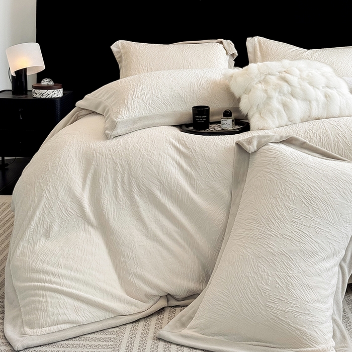 91家纺网 家纺一手货源 找家纺 2025新款高克重230克雕花绒纹理牛奶绒四件套秋冬轻奢拼角系列四件套-柏林晚风系列 柏林晚风-浅米