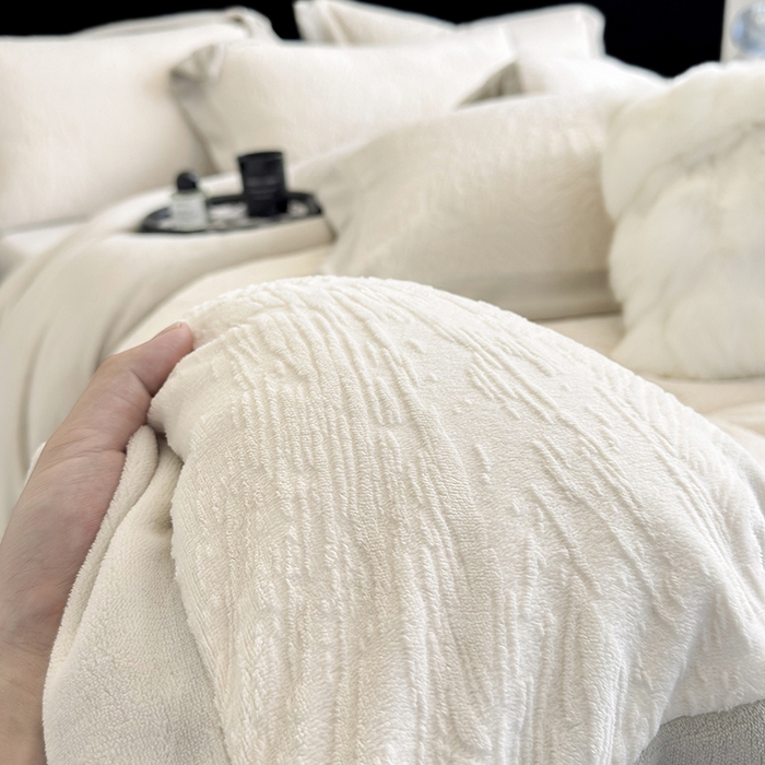 91家纺网 家纺一手货源 找家纺 2025新款高克重230克雕花绒纹理牛奶绒四件套秋冬轻奢拼角系列四件套-柏林晚风系列 柏林晚风-浅米