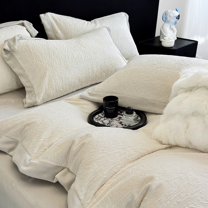 91家纺网 家纺一手货源 找家纺 2025新款高克重230克雕花绒纹理牛奶绒四件套秋冬轻奢拼角系列四件套-柏林晚风系列 柏林晚风-浅米