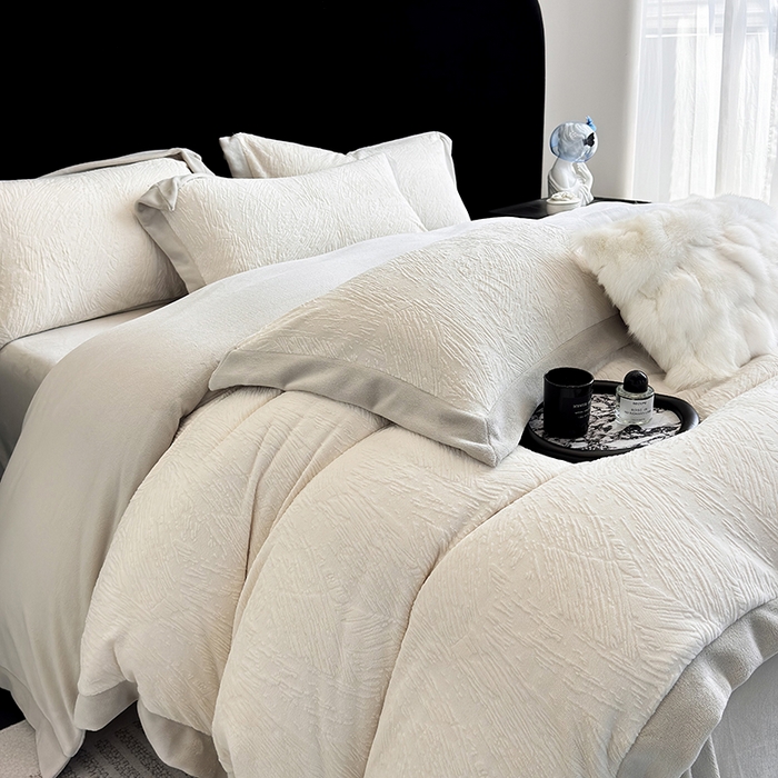 91家纺网 家纺一手货源 找家纺 2025新款高克重230克雕花绒纹理牛奶绒四件套秋冬轻奢拼角系列四件套-柏林晚风系列 柏林晚风-浅米