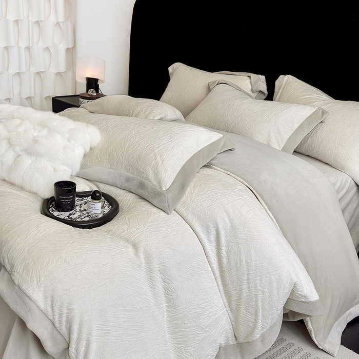 91家纺网 家纺一手货源 找家纺 2025新款高克重230克雕花绒纹理牛奶绒四件套秋冬轻奢拼角系列四件套-柏林晚风系列 柏林晚风-浅米