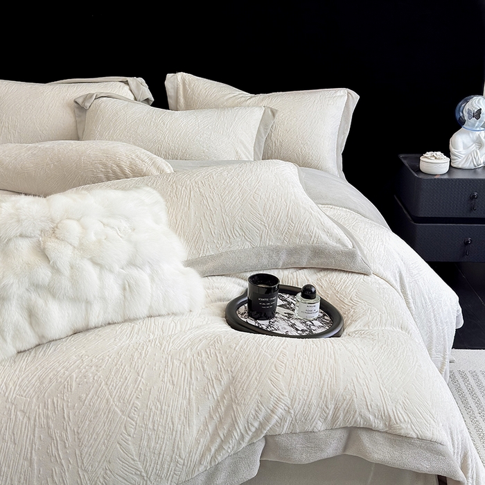 91家纺网 家纺一手货源 找家纺 2025新款高克重230克雕花绒纹理牛奶绒四件套秋冬轻奢拼角系列四件套-柏林晚风系列 柏林晚风-浅米