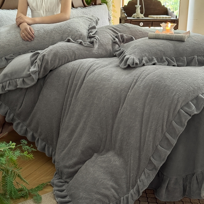 91家纺网 家纺一手货源 找家纺 野合家纺 2025新款法式A类雕花牛奶绒韩版公主风四件套床盖款床单款床笠款 花海-灰