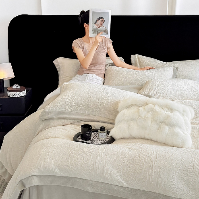 91家纺网 家纺一手货源 找家纺 2025新款高克重230克雕花绒纹理牛奶绒四件套秋冬轻奢拼角系列四件套-柏林晚风系列 柏林晚风-浅米