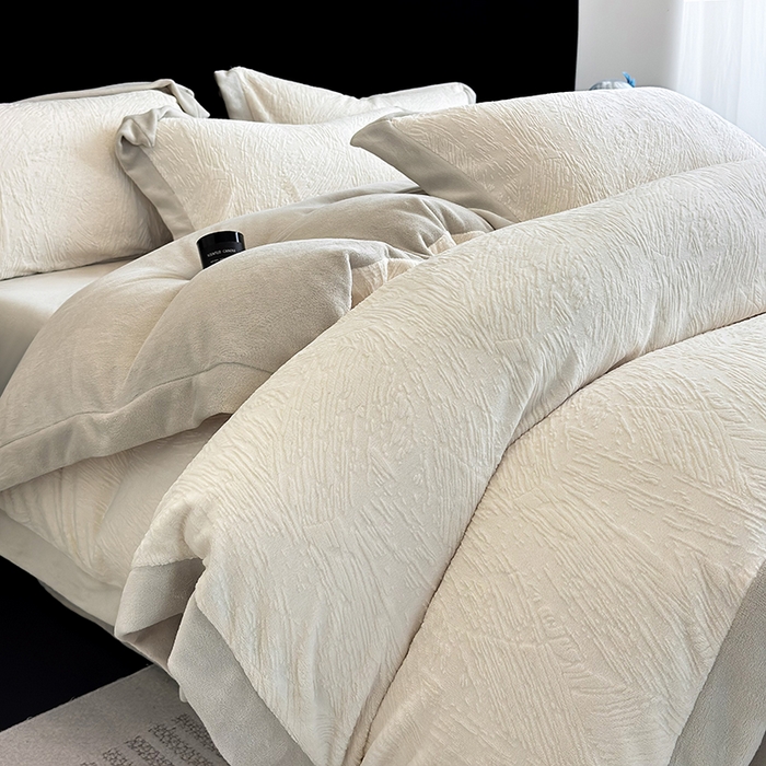 91家纺网 家纺一手货源 找家纺 2025新款高克重230克雕花绒纹理牛奶绒四件套秋冬轻奢拼角系列四件套-柏林晚风系列 柏林晚风-浅米