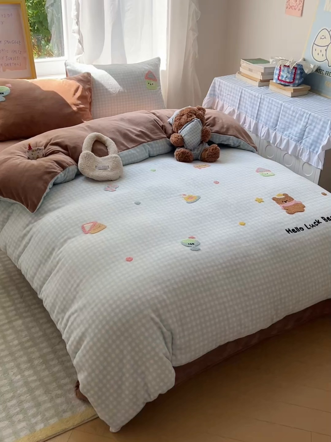 91家纺网 家纺一手货源 找家纺 雨帆家纺 2025新款亲肤舒适可爱卡通牛奶绒毛巾绣四件套 小熊家园